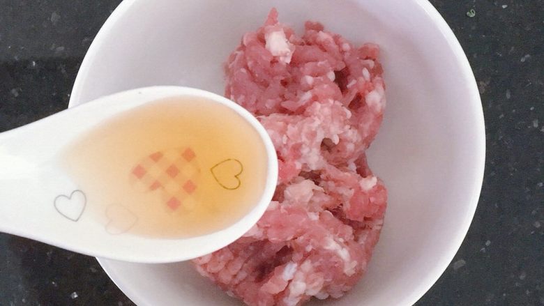 电饭煲南瓜香菇肉末焖饭,菜市场买好的肉糜，加半茶匙<a style='color:red;display:inline-block;' href='/shicai/ 718'>料酒</a>