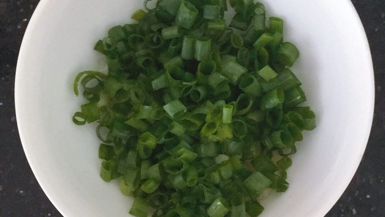 电饭煲南瓜香菇肉末焖饭,<a style='color:red;display:inline-block;' href='/shicai/ 157'>小葱</a>切成葱花待用
