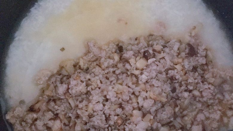 电饭煲南瓜香菇肉末焖饭,待收汁到剩三分之一的时候，倒入电饭煲里（这个水量自己控制，喜欢吃烂一点的可以加多点水）