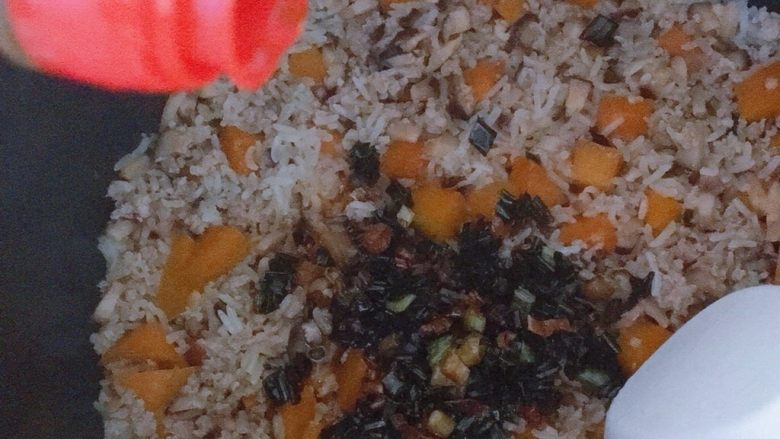 电饭煲南瓜香菇肉末焖饭,在煮好的南瓜饭里，加入葱酥，滴入<a style='color:red;display:inline-block;' href='/shicai/ 192795'>香麻油</a>，搅拌均匀即可开吃啦