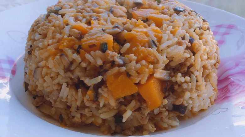 电饭煲南瓜香菇肉末焖饭,成品图