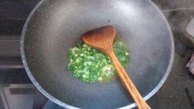 电饭煲南瓜香菇肉末焖饭,锅内倒入油，倒入葱花，小火炸葱油