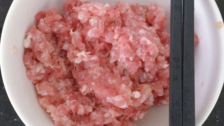 电饭煲南瓜香菇肉末焖饭,搅拌均匀腌制备用