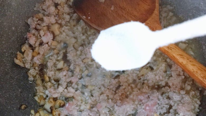 电饭煲南瓜香菇肉末焖饭,加入半碗清水，一小勺盐调味，继续翻炒出肉汁