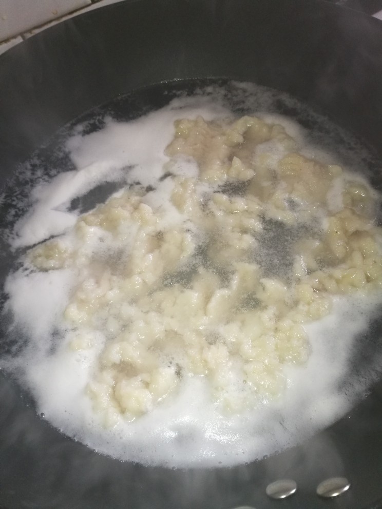 菜谱《三丁龍利鱼》创建于(15/1~2018),起锅注水,烧开转小火,放入腌制过的龍利鱼焯水2分钟。
