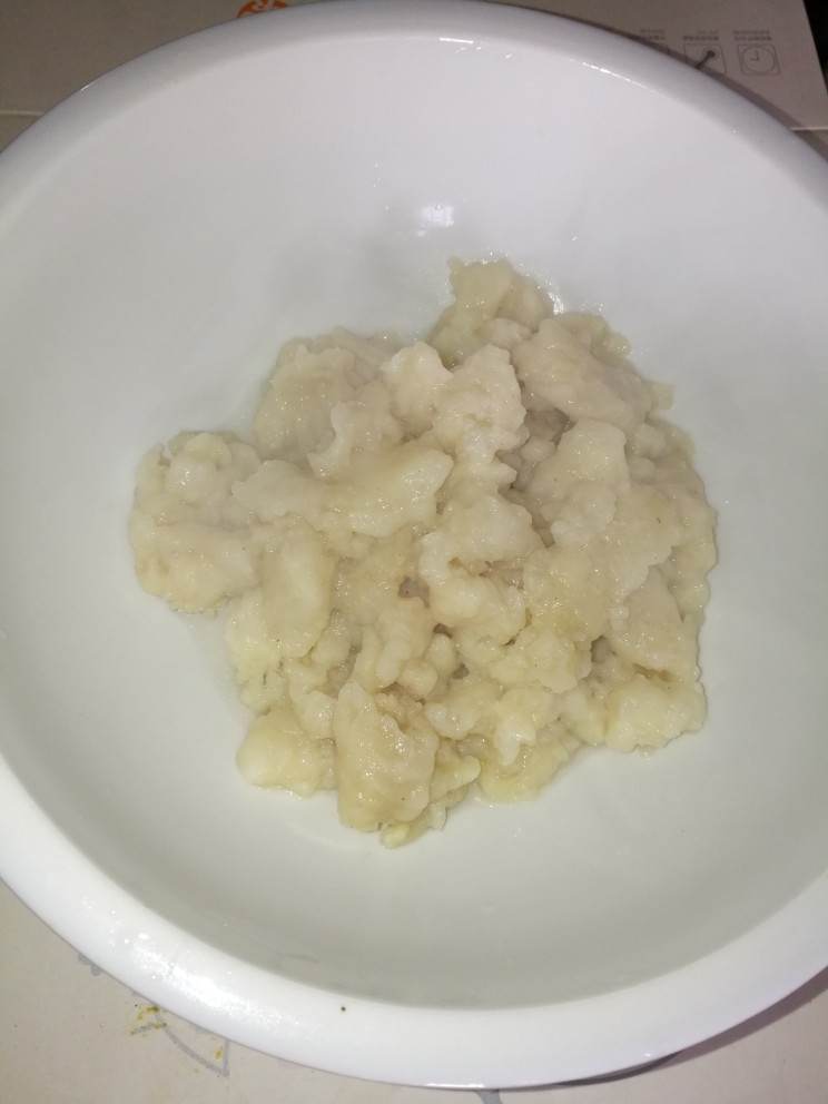菜谱《三丁龍利鱼》创建于(15/1~2018),经焯水的龙利鱼捞出装豌,备用。