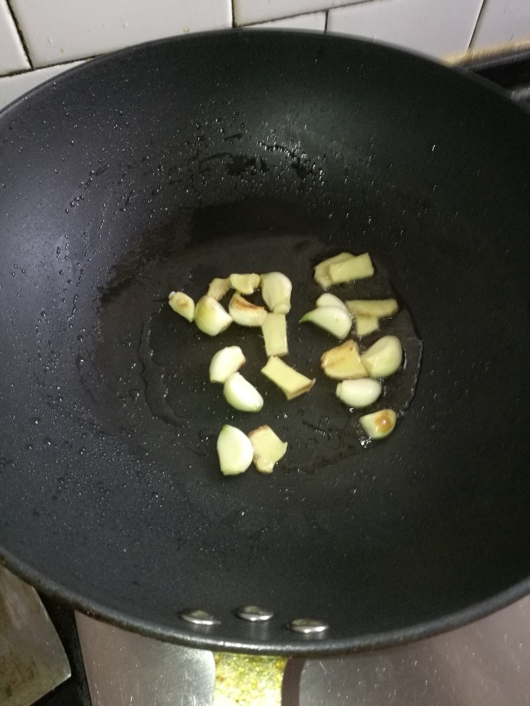 菜谱《三丁龍利鱼》创建于(15/1~2018),起锅注油,煸炒蒜、姜,出香气。