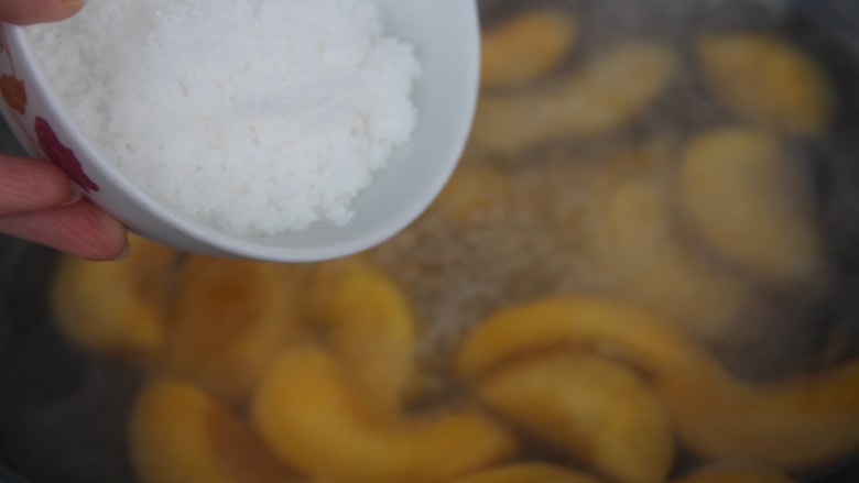 黄桃罐头,煮15分钟左右,加入白糖