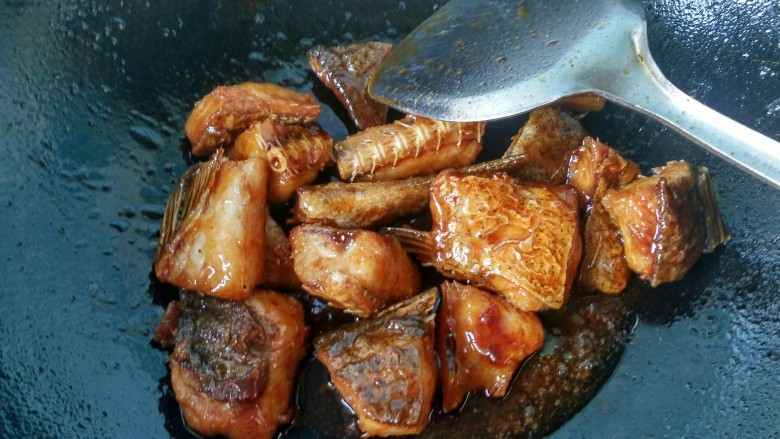 糖醋糍粑鱼,每一块鱼肉都沾上酱汁,可以出锅了。