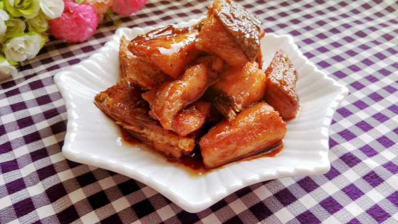 糖醋糍粑鱼,盛入盘中,美美的享用吧,鱼肉酸甜可口,味道棒极啦!