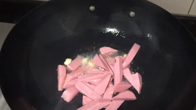 辣椒火腿肠,火腿肠翻炒均匀盛出备用