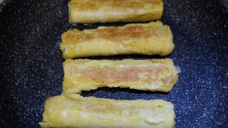 完美便当方程式「1」,平底锅倒少许油,煎至金黄即可。