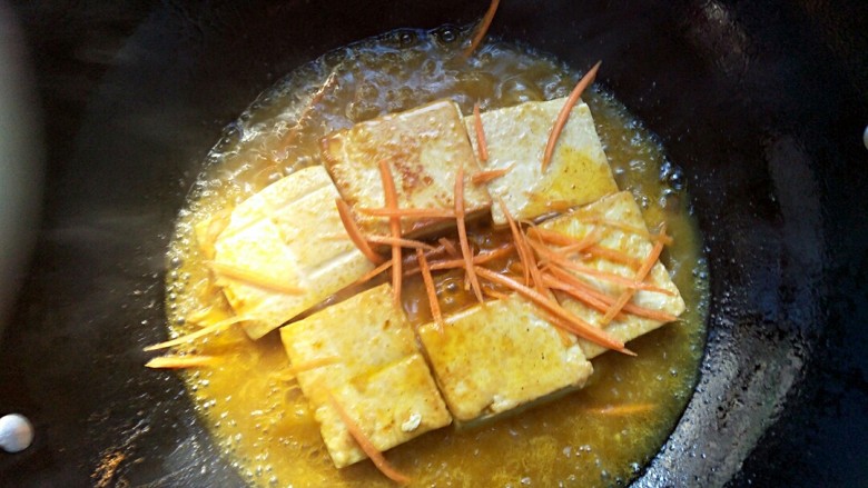 咖喱豆腐,煮到咖喱融化,放入红萝卜丝,煮到水份稍微收干一点。