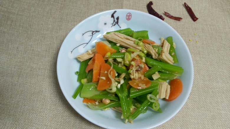 凉拌腐竹、芹菜