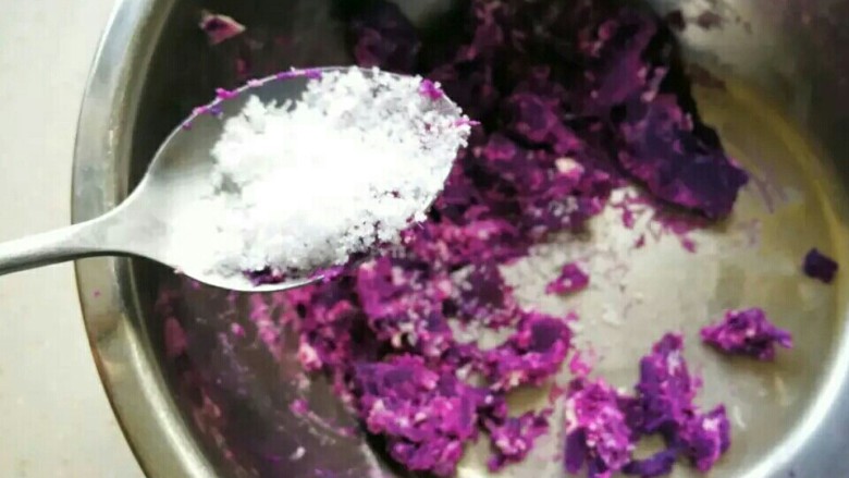 奶酪紫薯球,加上剩余的十克绵白糖,搅拌均匀。