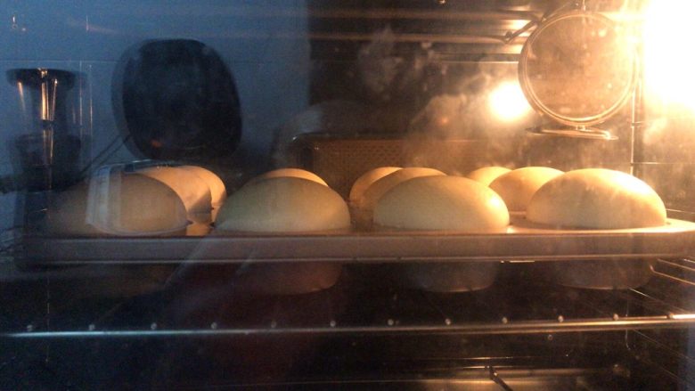 桑葚烫种小餐包,送进提前预热好的烤箱中层,上下火175度23分钟,表面上色满意后立即加盖锡纸。