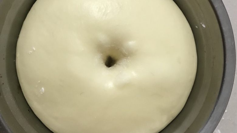 桑葚烫种小餐包,发酵二倍大用手指沾面粉戳洞,洞口不回缩不塌陷为好。