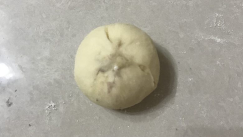 桑葚烫种小餐包,慢慢收口,捏紧收口。