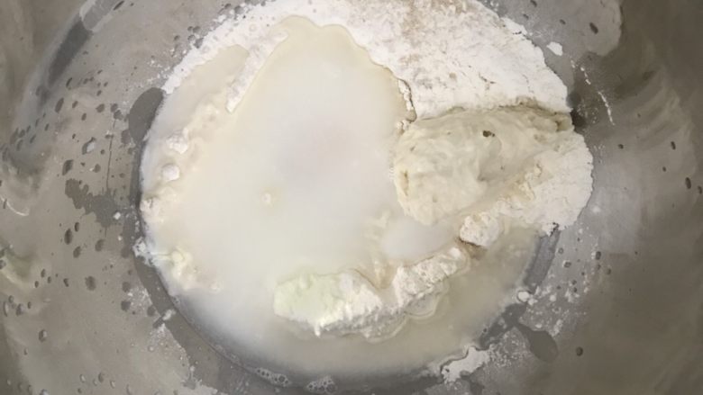 桑葚烫种小餐包,加入晾凉的烫种,和温水,黄油除外。