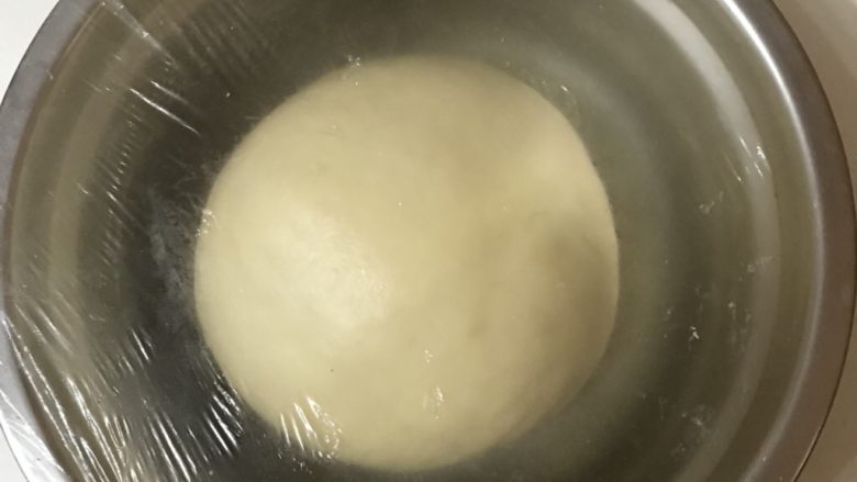 桑葚烫种小餐包,拿出滚圆,盖上保鲜膜。