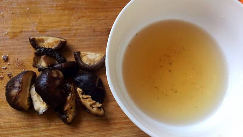 酱爆大葱鲈鱼片,香菇泡发后对半切,水不要倒掉;