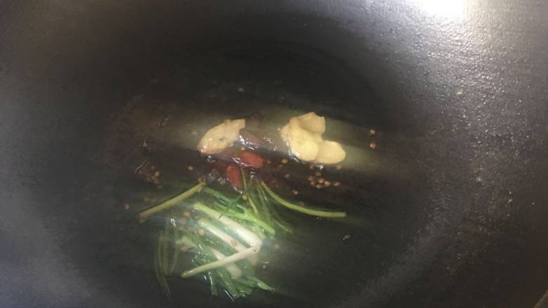 酱爆大葱鲈鱼片,起油锅,小火煸香葱姜辣椒;