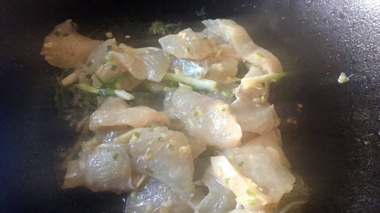酱爆大葱鲈鱼片, 下鲈鱼片,滑炒;