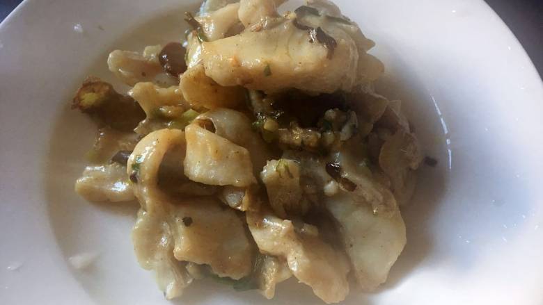 酱爆大葱鲈鱼片,鲈鱼片炒至变色后盛出,备用;