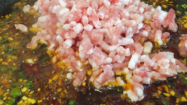 麻婆豆腐家常版,倒入猪肉末,炒熟