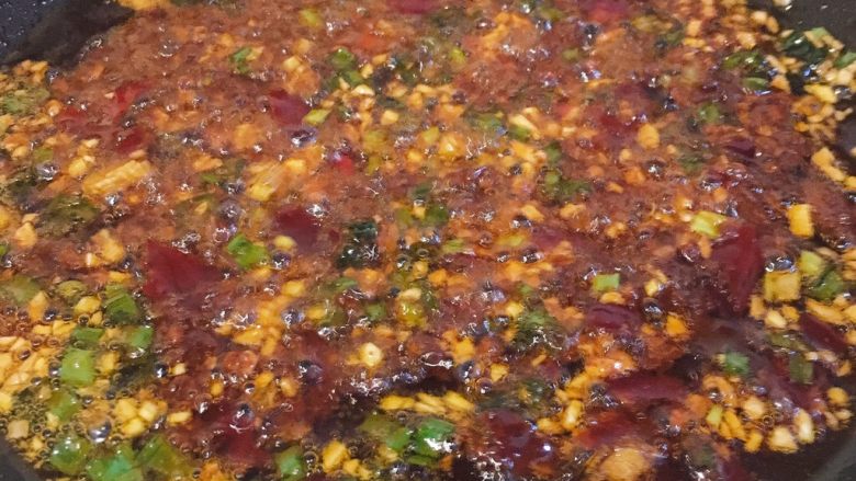 麻婆豆腐家常版,翻炒豆瓣酱,直至炒出红油