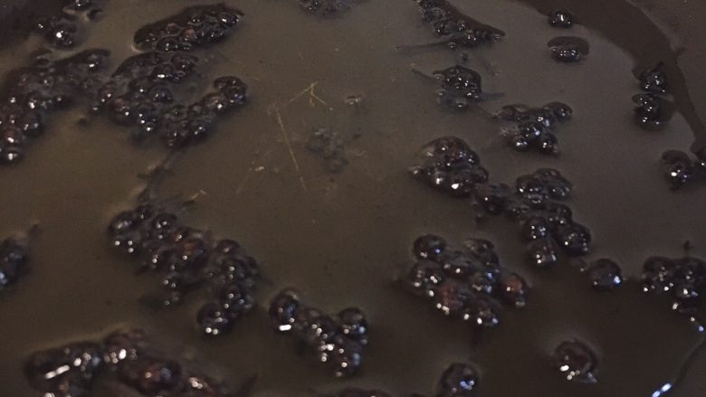 麻婆豆腐家常版,花椒炸香并变成黑色后,捞出扔掉