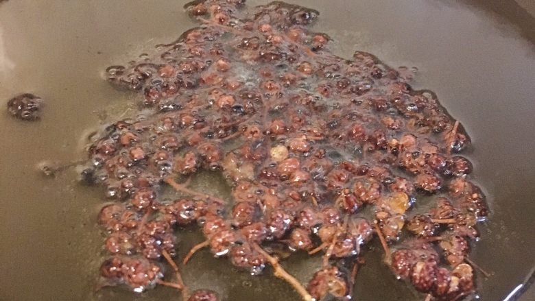 麻婆豆腐家常版,锅内放油,稍多一些,中小火烧6分热,放花椒