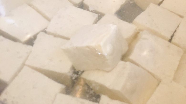 麻婆豆腐家常版,烧一锅水,待水烧开后,将豆腐块放入沸水中焯2-3分钟,放少许盐,这样能去除豆腥气,并让豆腐口感更嫩滑Q弹