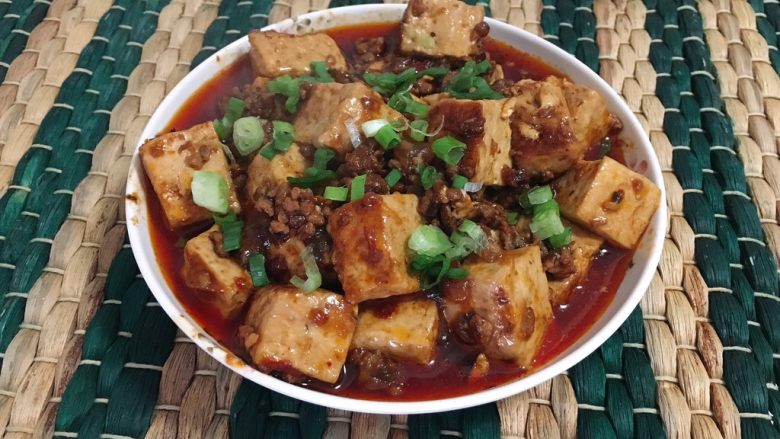 麻婆豆腐家常版,盛出,撒上葱花即可食用