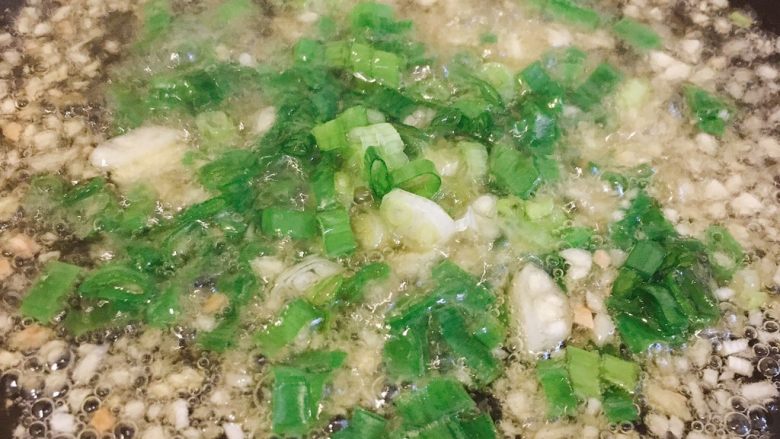 麻婆豆腐家常版,调成小火,倒入葱末、姜末和蒜末,煽香