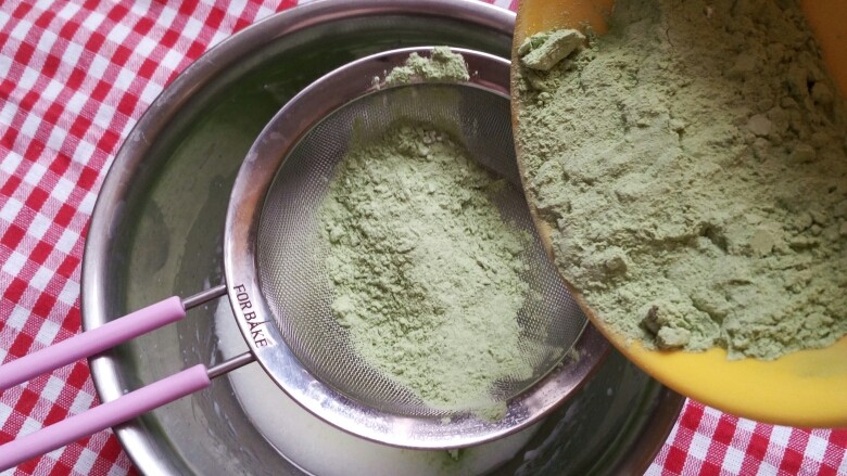 抹茶戚风蛋糕(后蛋法),将抹茶面粉分两次塞入混合好的液体中