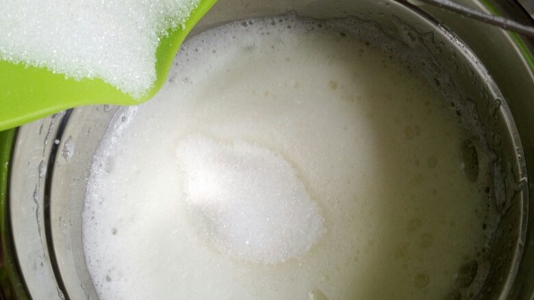 抹茶戚风蛋糕(后蛋法),用电动打蛋器高速将蛋白打成粗泡 加入3分之1细砂糖 继续高速打发