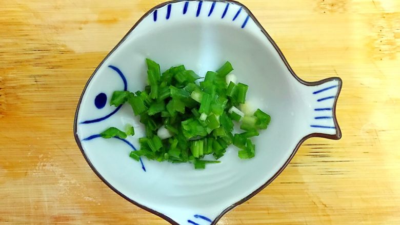 杭帮菜系列の黄鱼鲞香菇蒸排骨,<a style='color:red;display:inline-block;' href='/shicai/ 157'>小葱</a>洗净,切圈,备用
