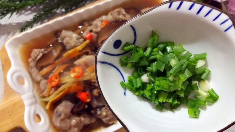 杭帮菜系列の黄鱼鲞香菇蒸排骨,蒸好之后取出来,均匀撒上葱花