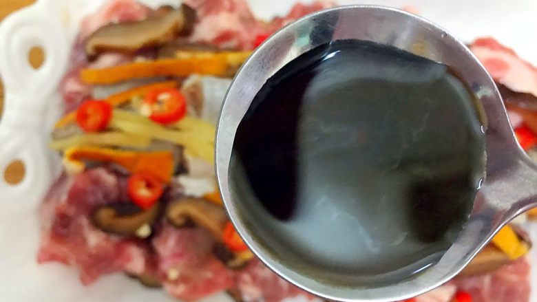 杭帮菜系列の黄鱼鲞香菇蒸排骨,一勺生抽,不是酱油哦!是做凉拌菜的生抽,美极鲜也可以