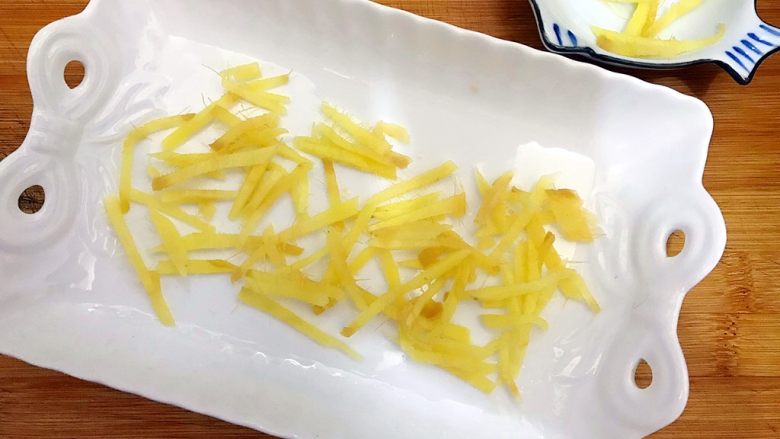 杭帮菜系列の黄鱼鲞香菇蒸排骨,先铺上三分之二的姜丝