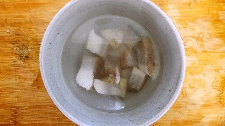 杭帮菜系列の黄鱼鲞香菇蒸排骨,切成段,用温水浸泡,备用