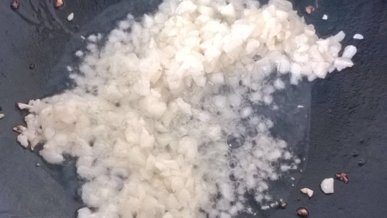 完美便当方程式「1」,起锅炒香蒜末,放入西兰花翻炒几下,加少许盐调味即可。