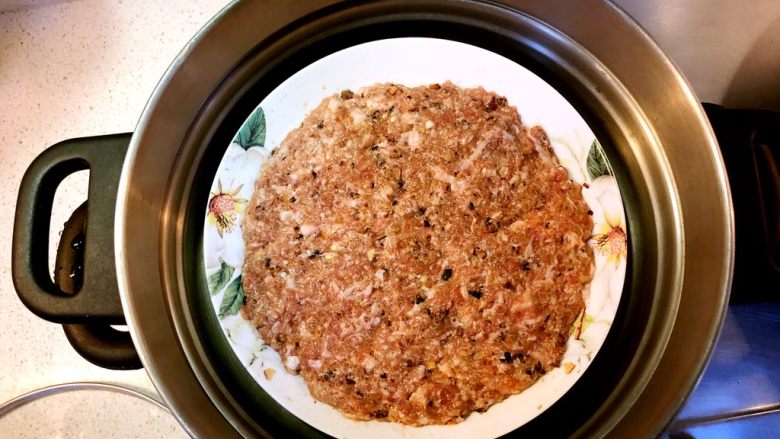 香菇虾米蒸肉饼,装盘,均匀压薄一些,不要太厚