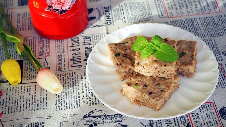 香菇虾米蒸肉饼,香菇虾米肉饼。
还可以把虾米换成马蹄或胡萝卜,做成香菇马蹄肉饼、香菇胡萝卜肉饼,一样好吃,