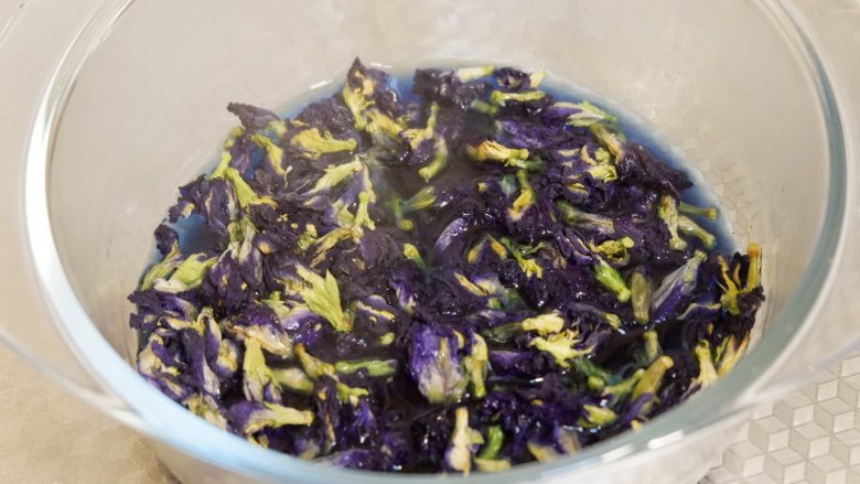 花式面点—豌豆荚馒头,蓝色面团:
蝶花加入热<a style='color:red;display:inline-block;' href='/shicai/ 156925'>水</a>浸泡10分钟