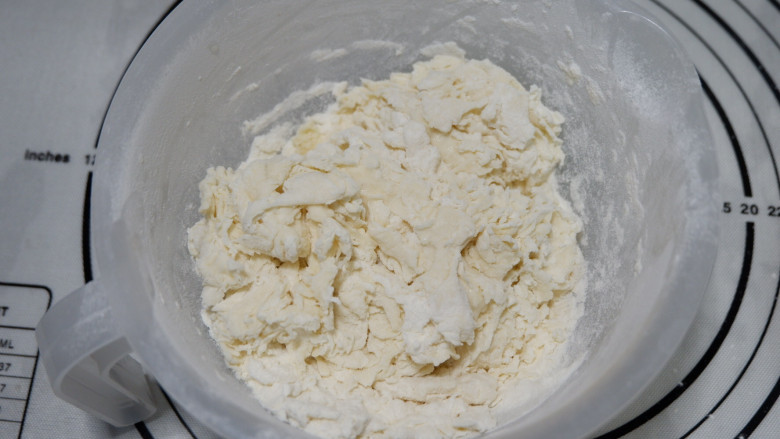 花式面点—豌豆荚馒头,白色面团:
酵母用温水化开,加入面粉,用筷子搅拌成棉絮