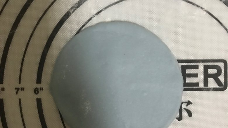 花式面点—豌豆荚馒头,蓝色面团取一块擀成面片,用饺子皮模具压成圆形