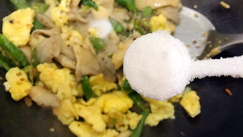 萍水相逢(平菇辣椒炒鸡蛋),再加一小勺细砂糖,翻炒均匀,即可