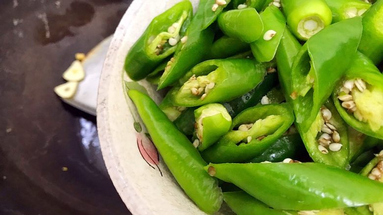 萍水相逢(平菇辣椒炒鸡蛋),入辣椒,转中火